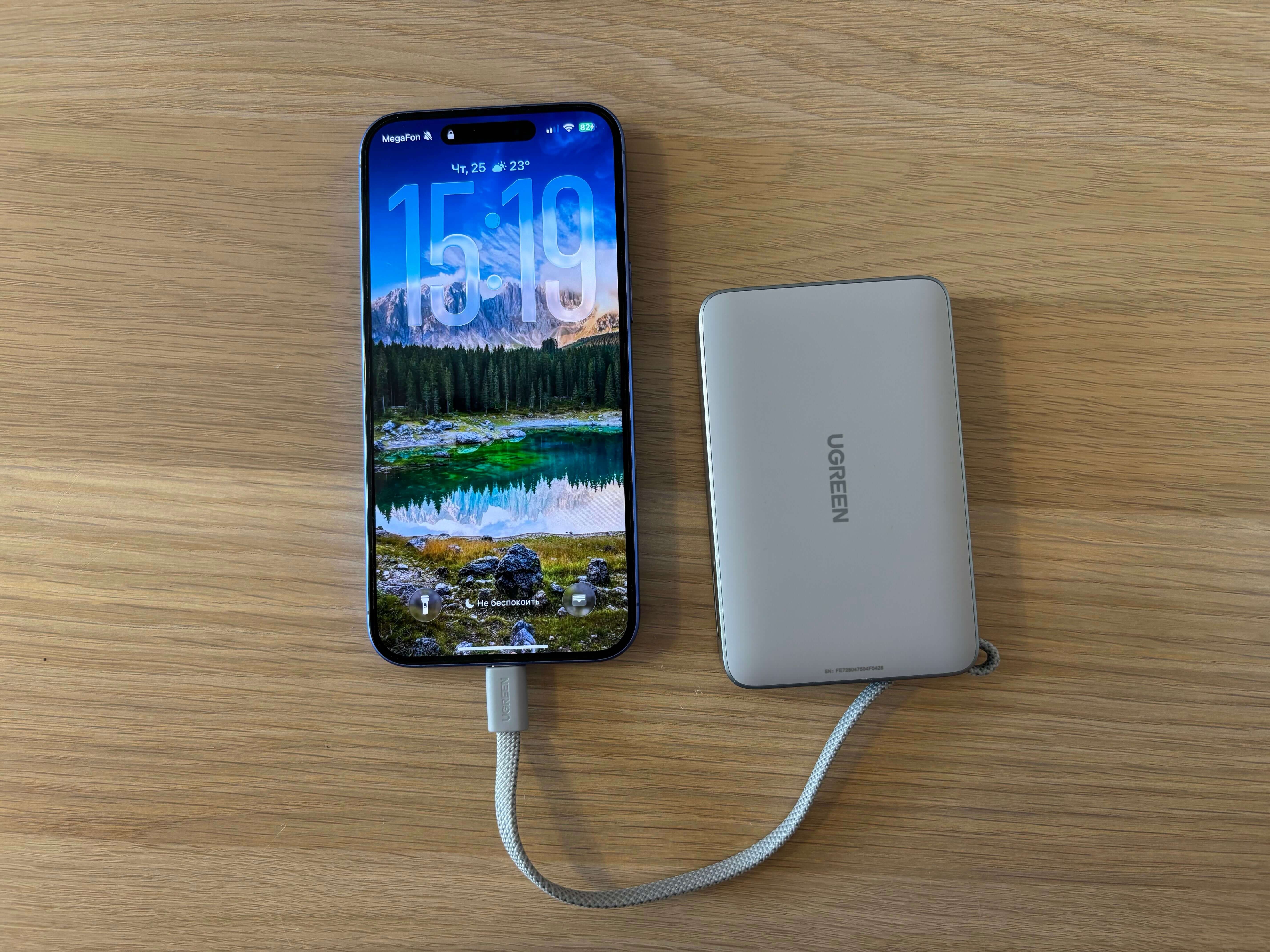 Внешний аккумулятор на 10 000 мАч. Повербанк компактный, и его легко взять с собой. Внешний аккумулятор на 10 000 мАч. Повербанк компактный, и его легко взять с собой. Фото.