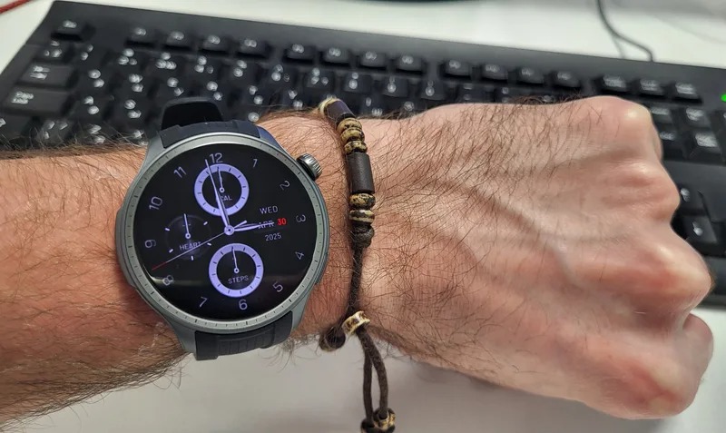 Хорошие смарт-часы. Часы выглядят реально стильно. Хорошие смарт-часы. Часы выглядят реально стильно. Фото.