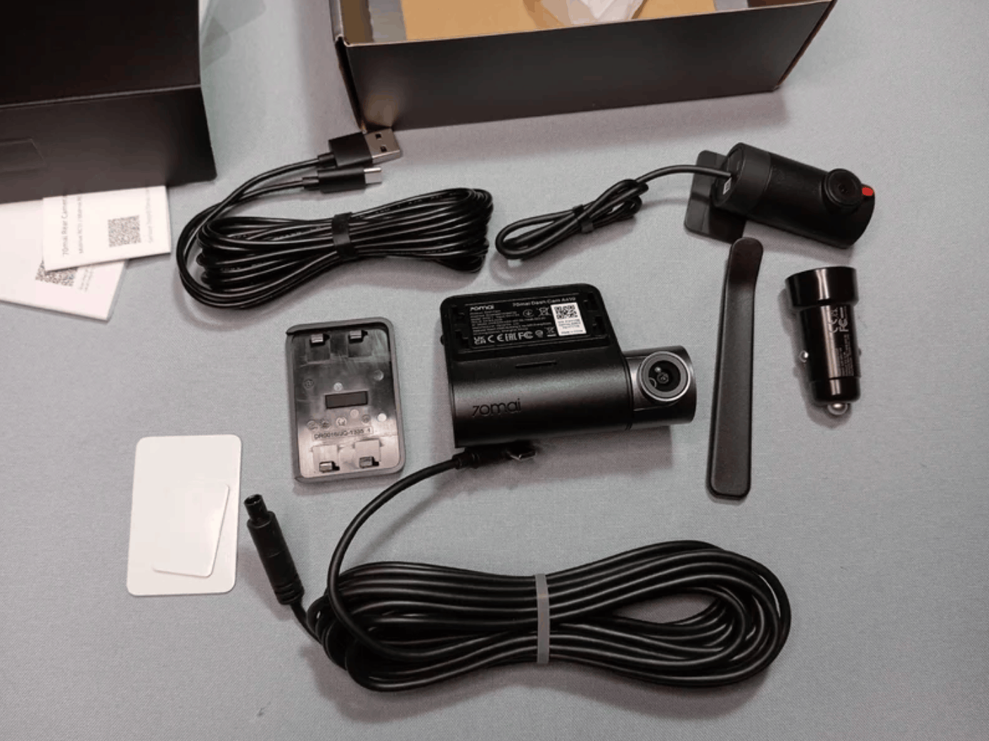 Видеорегистратор 70mai. Видеорегистратор маленький и почти не занимает места на стекле. Фото.