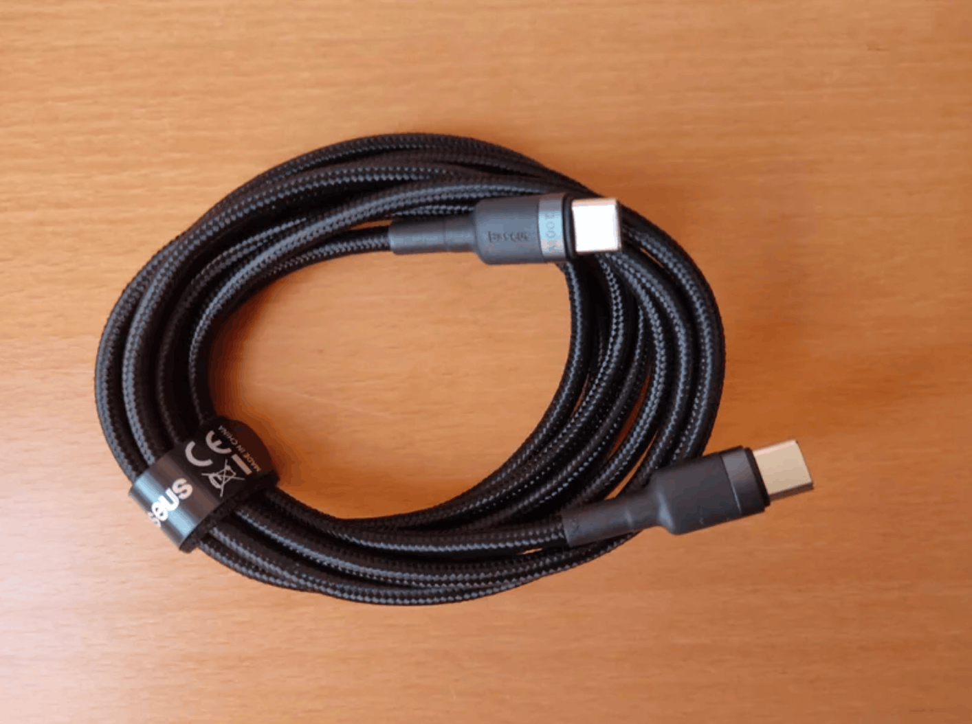 Провод для зарядки iPhone. Можно выбрать кабель разной длины. Фото.