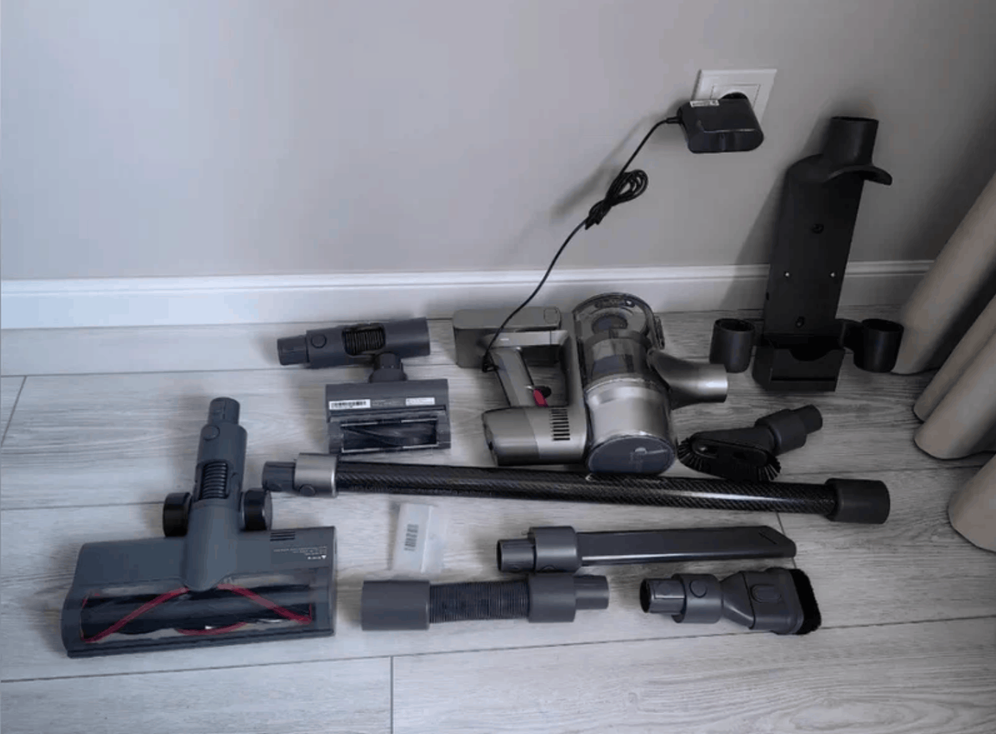 Вертикальный беспроводной пылесос. В комплекте идет все необходимое. Фото.