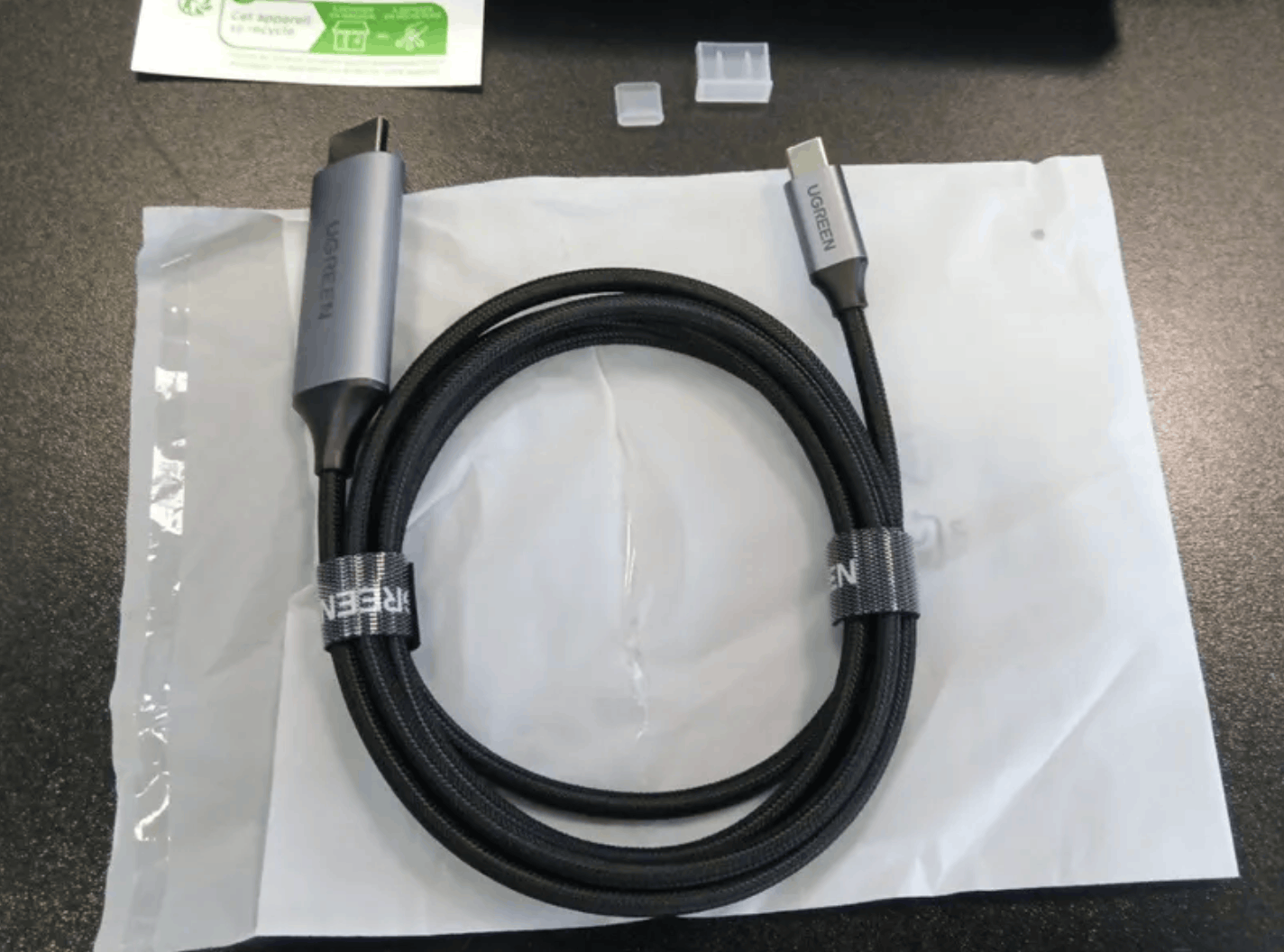 Кабель USB-C на HDMI. Можно подключить к телевизору даже планшет или смартфон. Фото.