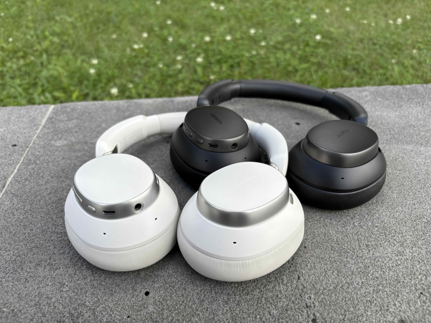 Беспроводные наушники с шумоподавлением. Что в черном, что в белом цвете смотрятся отлично. Фото.