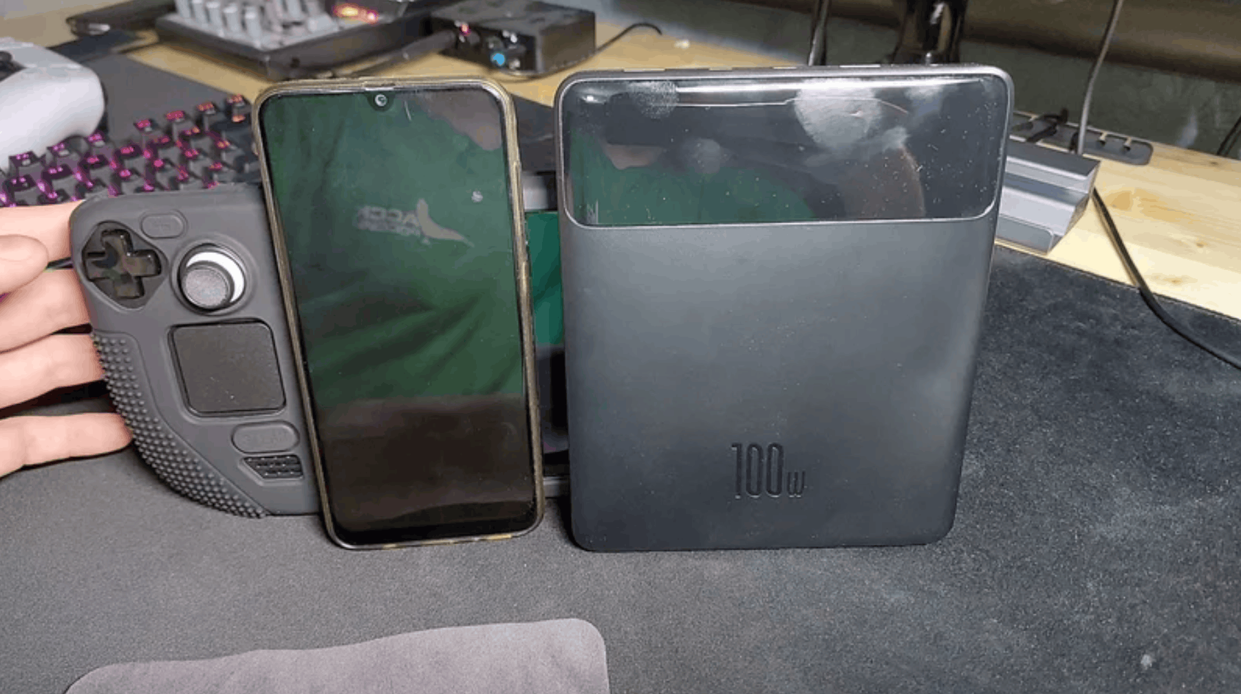 Внешний аккумулятор на 20 000 мАч. Батарея большая, но позволит вам зарядиться хоть где. Фото.