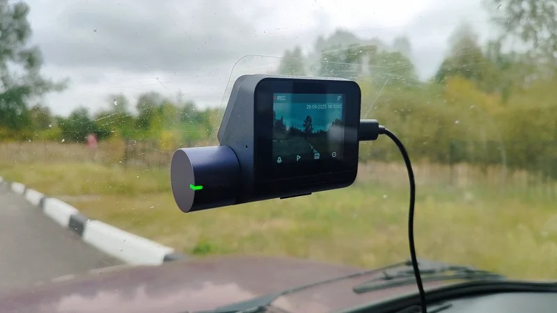 Хороший видеорегистратор 70mai. Видеорегистратор компактный и не мешает обзору. Фото.