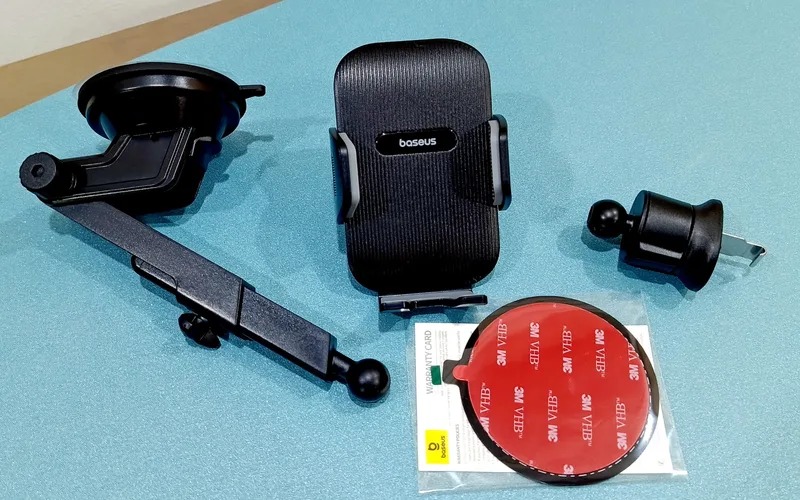 Держатель для телефона в автомобиль. Можно закрепить держатель к лобовику или передней панели. Фото.