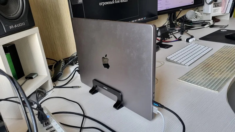 Подставка для ноутбука. Отличный вариант немного разгрузить рабочий стол. Фото.