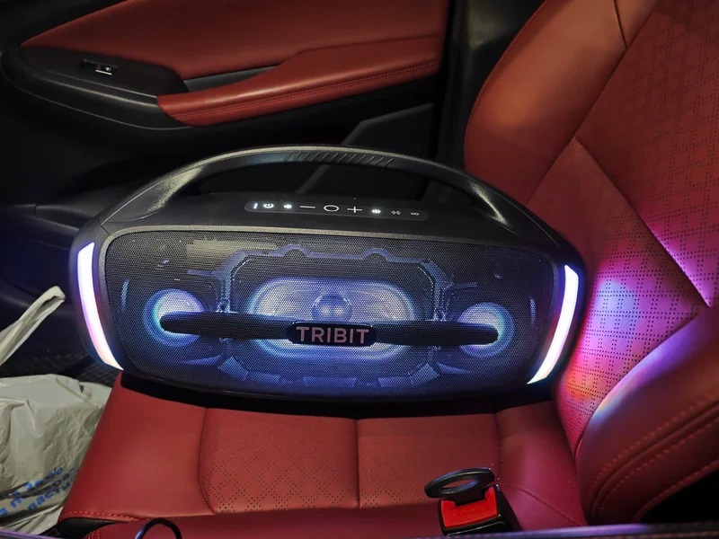 Портативная беспроводная колонка. Такая колонка легко раскачает вашу вечеринку. Фото.