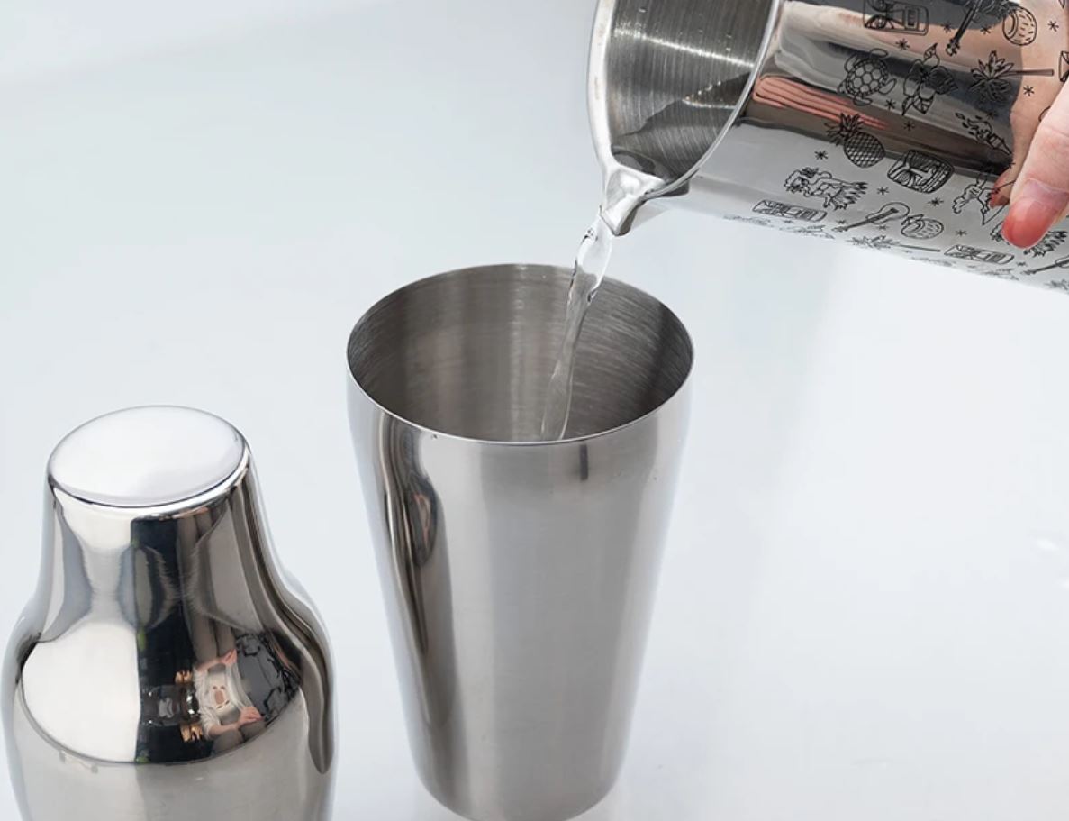 Набор для изготовления коктейлей. Комплект бармена позволит делать крутые коктейли, не выходя из дома. Фото.