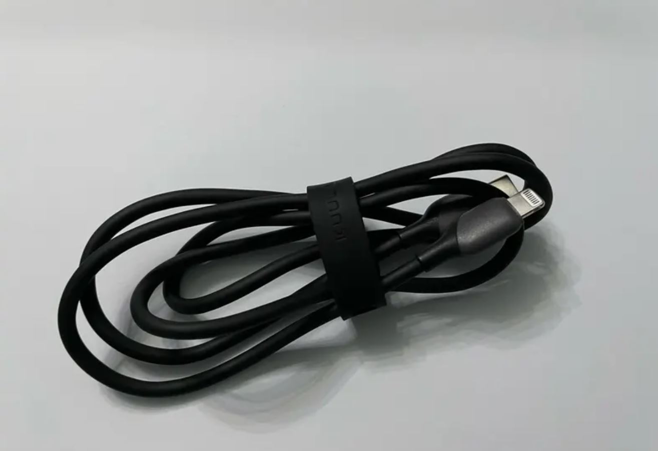 Кабель USB-C для зарядки Айфона. Ну и просто кабель для зарядки Айфона — такой понадобится всем. Фото.