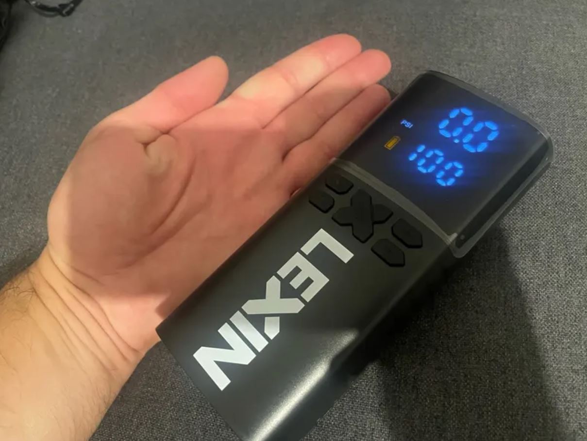 Автомобильный насос с повербанком. Насос можно использовать как портативный аккумулятор. Фото.