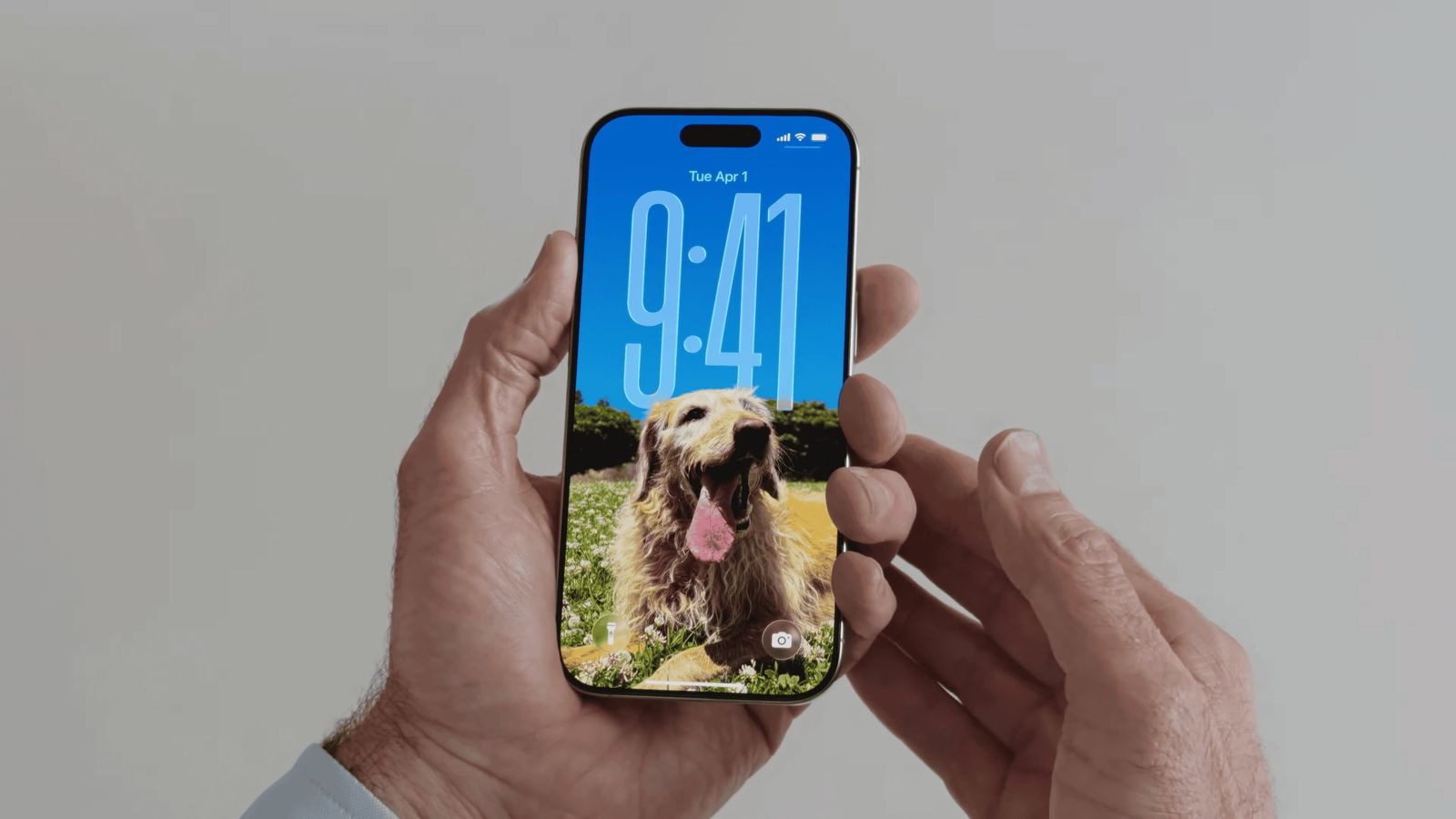 Зачем на входе в метро просят включить смартфон и другую технику. Достаточно просто показать, что экран загорается и работает, и вас пропустят дальше. Изображение: macrumors.com. Фото.