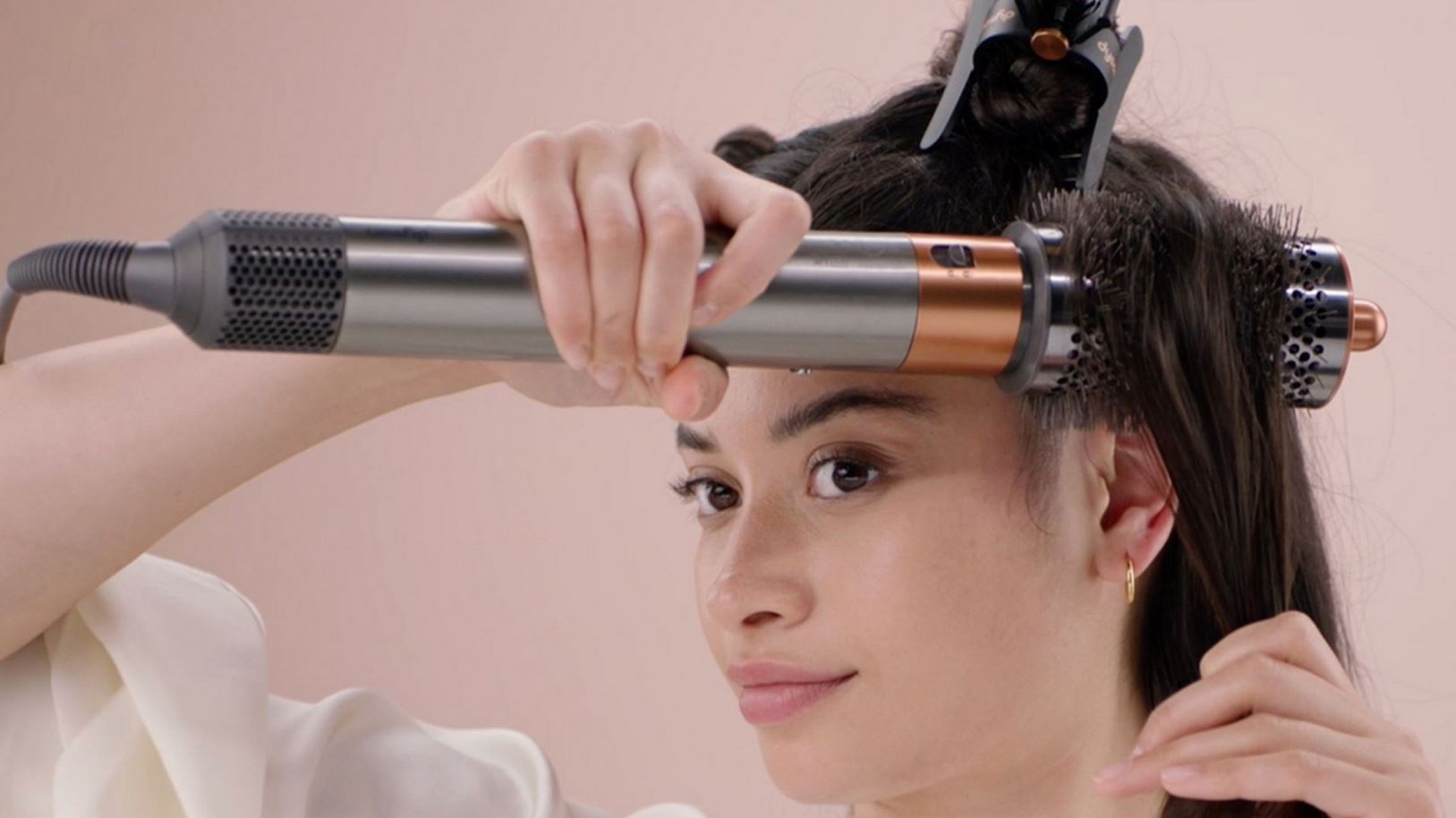 Стайлер Dyson для укладки волос. Наверное, и нет девушек, не мечтающих о технике Dyson. Стопроцентное попадание! Фото: dyson.com. Стайлер Dyson для укладки волос. Наверное, и нет девушек, не мечтающих о технике Dyson. Стопроцентное попадание! Фото: dyson.com. Фото.