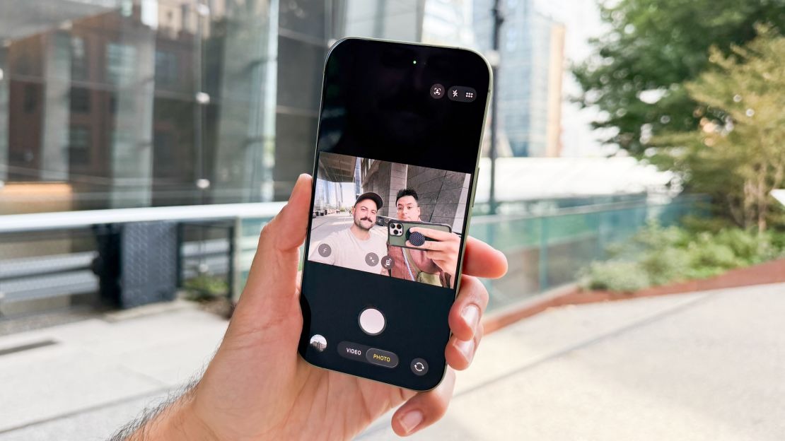 Apple назвала неожиданную причину, обновить любой старый айфон на iPhone 17. Теперь горизонтальные селфи можно делать вертикально. Изображение: edition.cnn.com. Фото.