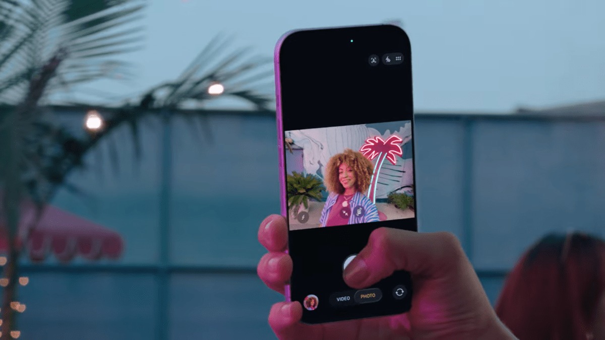 Apple назвала неожиданную причину, обновить любой старый айфон на iPhone 17. Больше не надо крутить смартфон, чтобы все вошли в кадр. Изображение: techadvisor.com. Фото.