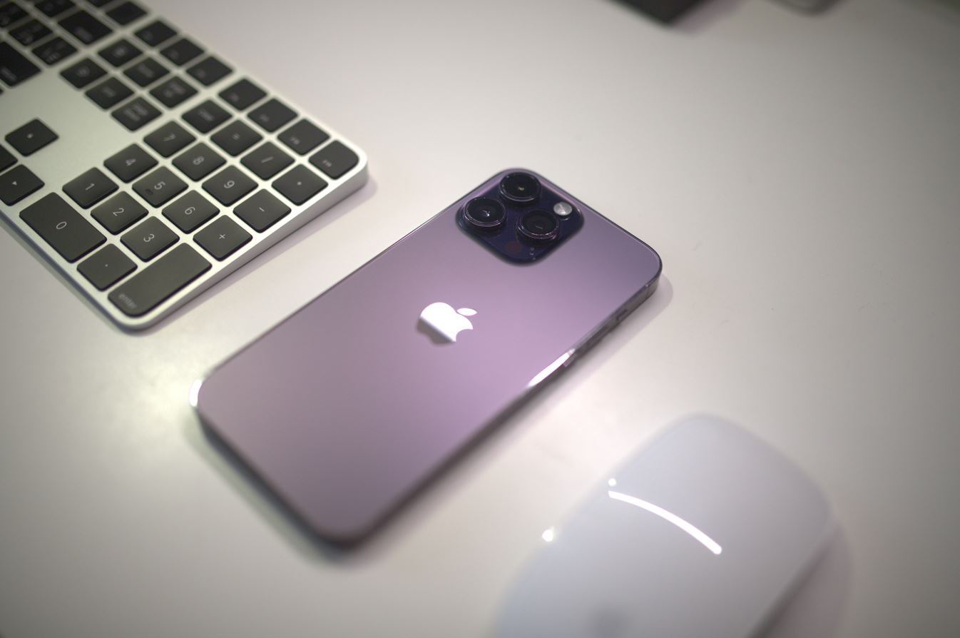 Стоит ли покупать iPhone 14 Pro Max в 2026 году. iPhone 14 Pro Max хорош, но выгоднее брать более современную модель. Фото.