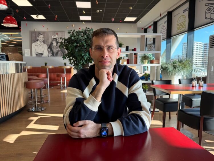 Почему фото с iPhone выглядят лучше, чем с фотоаппарата. Зато на айфоне нет проблем с тенями и пересветами. Изображение: phonearena.com. Фото.