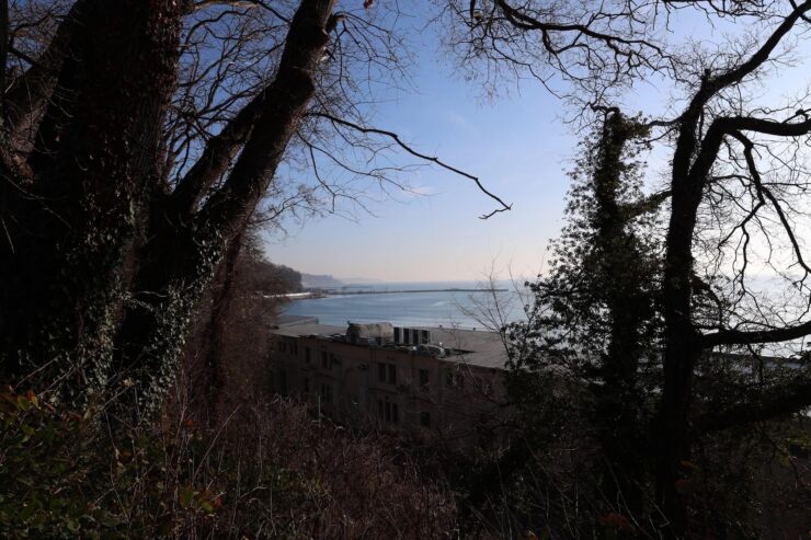 Почему фото с iPhone выглядят лучше, чем с фотоаппарата. Камера старается не засветить небо, так что проваливается в тенях. Изображение: phonearena.com. Фото.