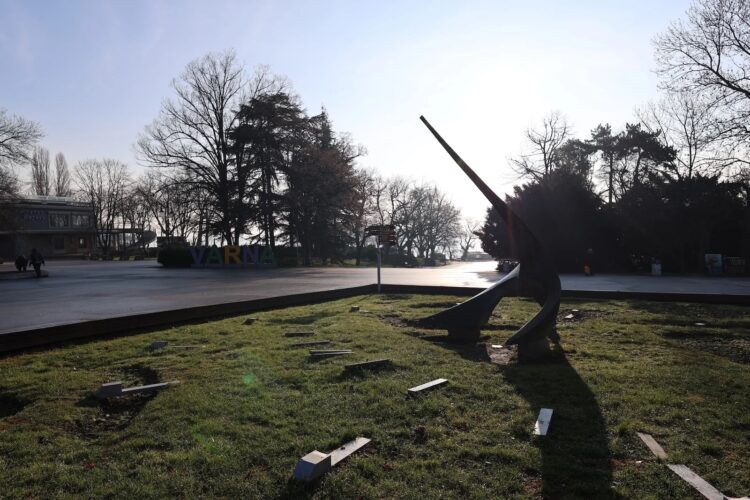 Что выбрать: айфон или фотоаппарат? Фотографировать против солнца — моветон. Изображение: phonearena.com. Фото.