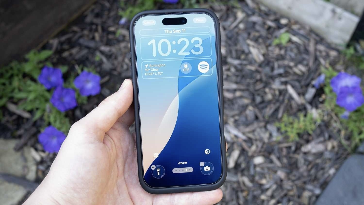 Как сделать экран блокировки iPhone с iOS 26 как в iOS 18. Убрать большие часы и почти всю прозрачность можно за минуту. Изображение: pocket-lint.com. Фото.