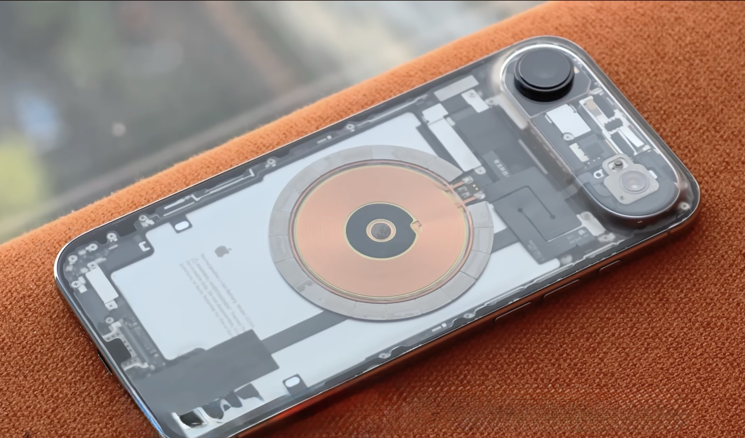 Оказывается, в iPhone Air можно добавить нормальную SIM-карту. Вот так выглядит модифицированный iPhone Air. Изображение: Linzin Tech. Оказывается, в iPhone Air можно добавить нормальную SIM-карту. Вот так выглядит модифицированный iPhone Air. Изображение: Linzin Tech. Фото.