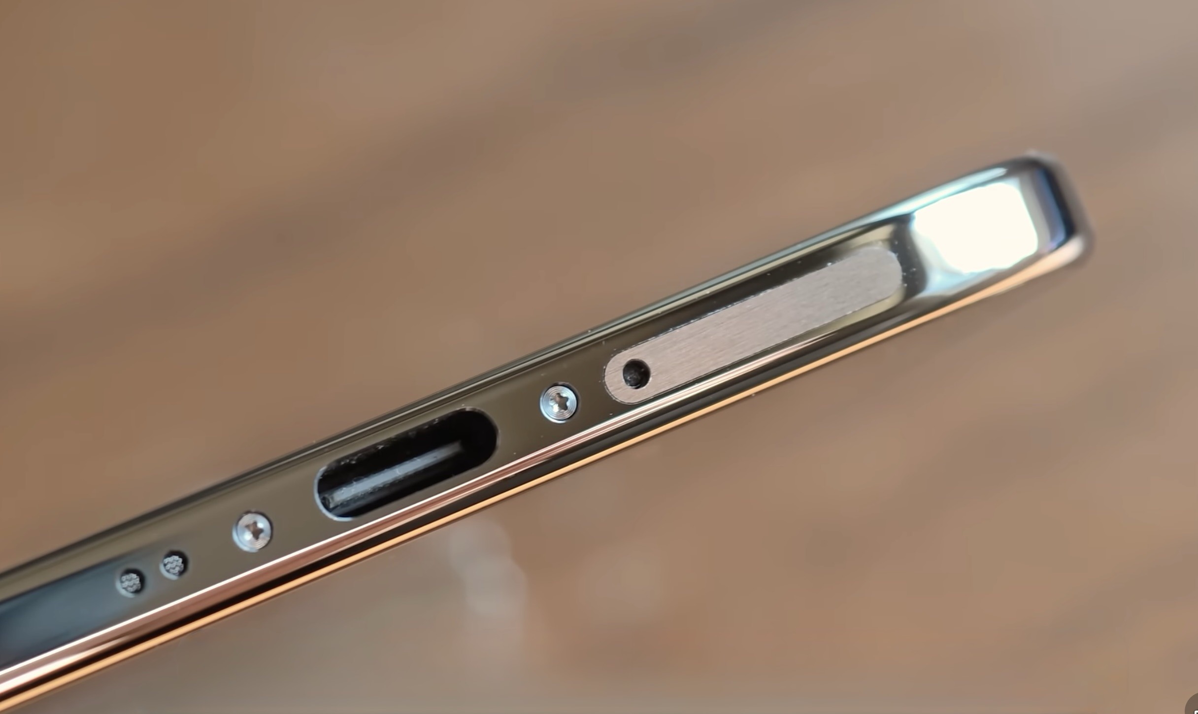 Оказывается, в iPhone Air можно добавить нормальную SIM-карту. Слот для SIM-карты тоже на месте. Изображение: Linzin Tech. Оказывается, в iPhone Air можно добавить нормальную SIM-карту. Слот для SIM-карты тоже на месте. Изображение: Linzin Tech. Фото.