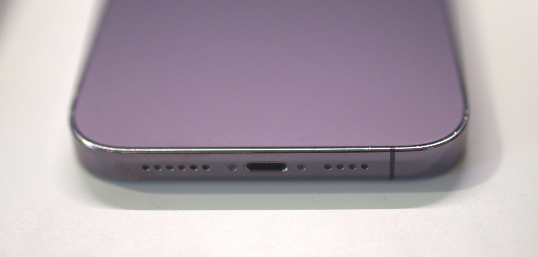 Сколько держит заряд iPhone 14 Pro Max. Lightning по-прежнему надежен, но не так универсален. Фото.