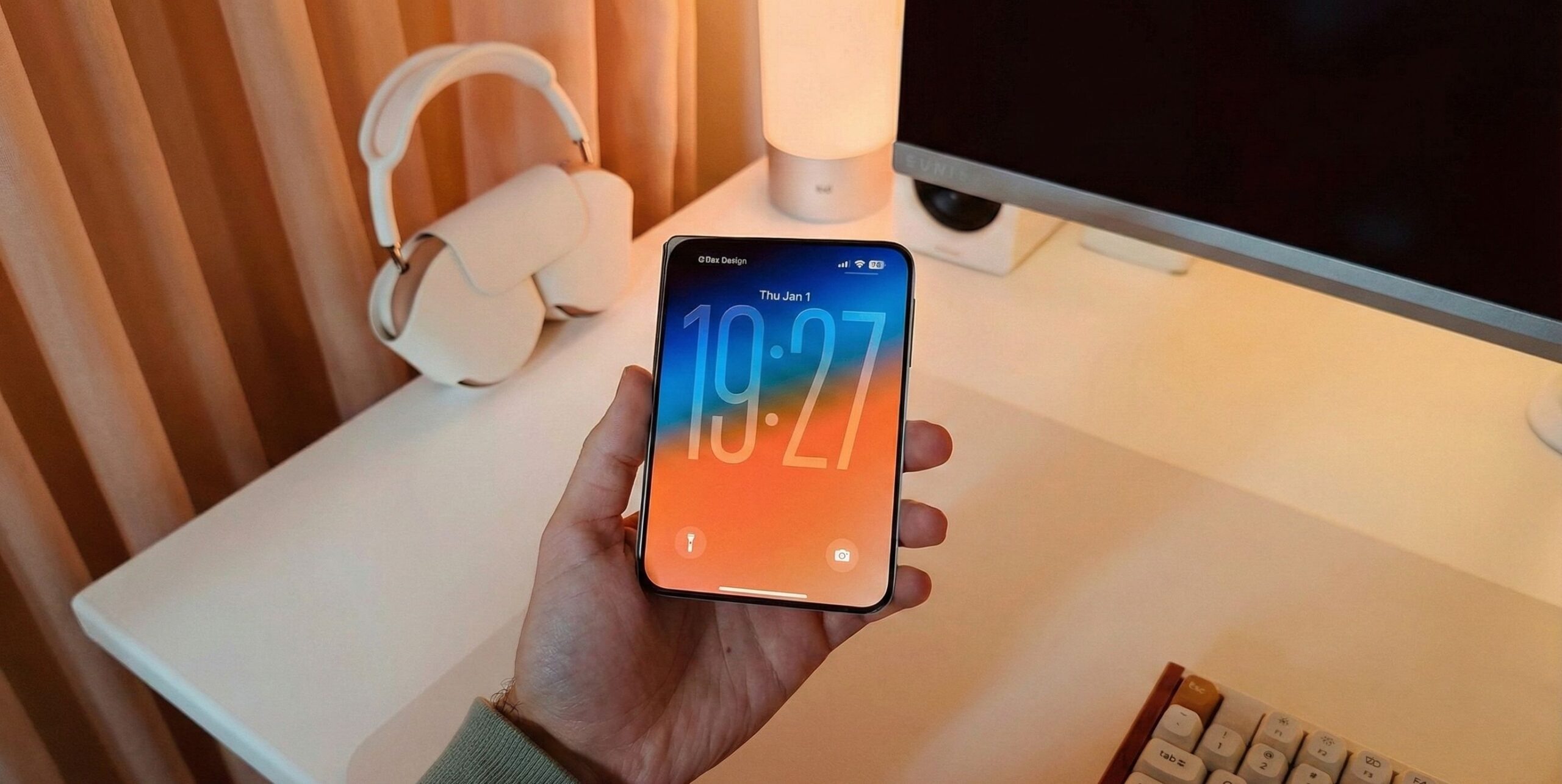 Чем складной iPhone будет отличаться от обычного, кроме экрана. Вот так будет выглядеть iPhone Fold в сложенном состоянии. Изображение: digital-report.ru. Фото.