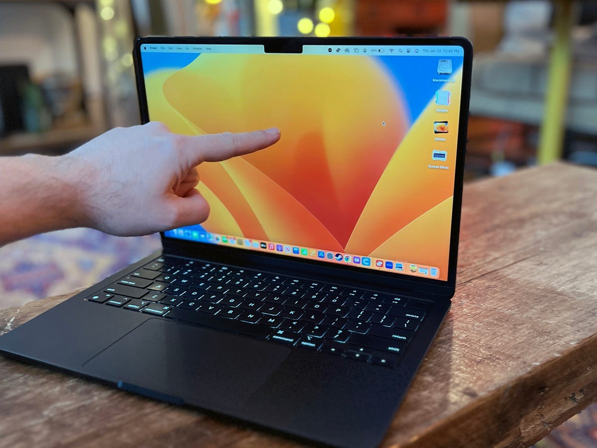 Сенсорный OLED-экран в MacBook Pro M6: зачем Apple добавляет тач в macOS и что это изменит. Да, в экран MacBook можно будет тыкать пальцами. Изображение: cnet.com. Фото.
