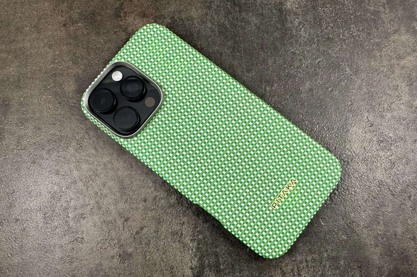 Лучший чехол для iPhone. Чехол Pitaka — подарок для тех, у кого уже все есть. Очень практичный и не особо дорогой. Фото: macsources.com. Лучший чехол для iPhone. Чехол Pitaka — подарок для тех, у кого уже все есть. Очень практичный и не особо дорогой. Фото: macsources.com. Фото.