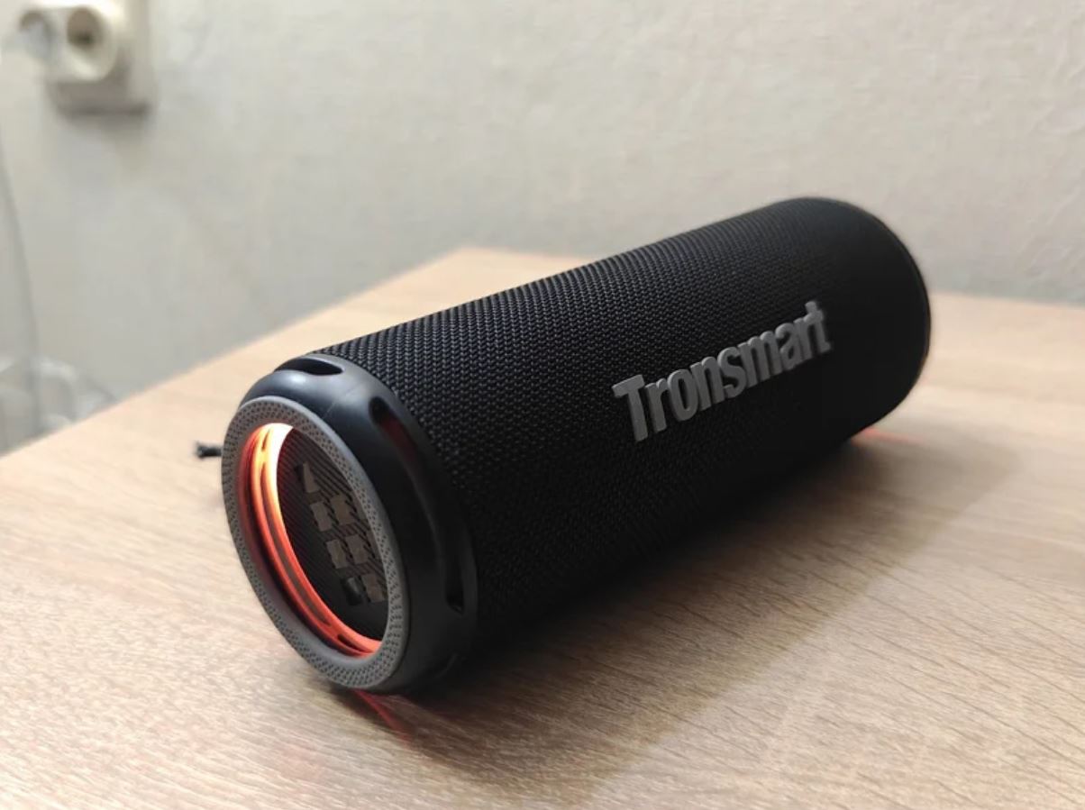 Небольшая беспроводная колонка. Колонка Tronsmart поможет раскачать любую вечеринку. Небольшая беспроводная колонка. Колонка Tronsmart поможет раскачать любую вечеринку. Фото.