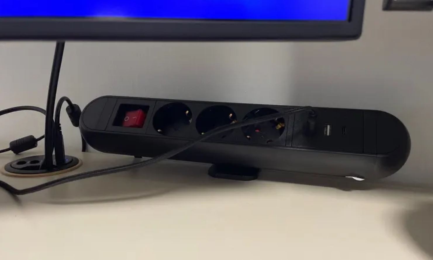 Удлинитель с креплением к столу. Топ для всех, кому не хватает розеток. Фото.