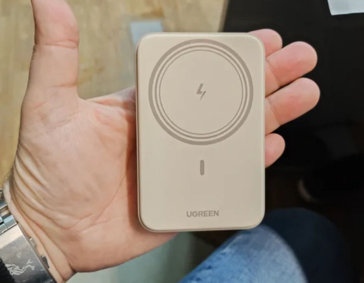 Повербанк с MagSafe для Айфона. Зарядить iPhone без проводов? Повербанку UGREEN это под силу! Фото.
