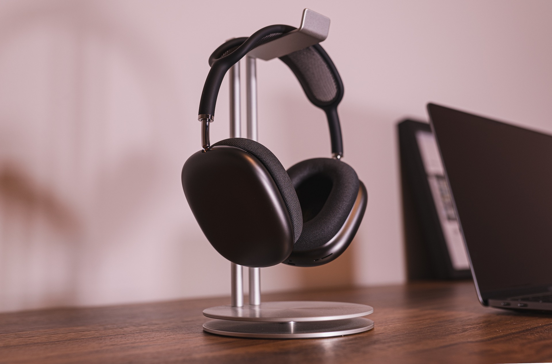 Беспроводные наушники с шумоподавлением. До сих пор наушники выглядят стильно. Изображение: letemsvetemapplem.eu. Фото.