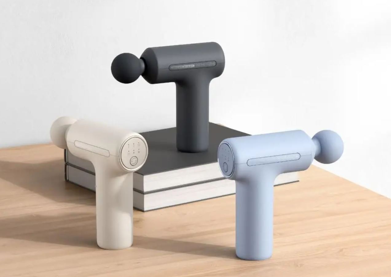 Массажер-пистолет Xiaomi Fascia Gun 3. Массажер реально порадует вашу возлюбленную — он никогда не будет лежать без дела. Фото.