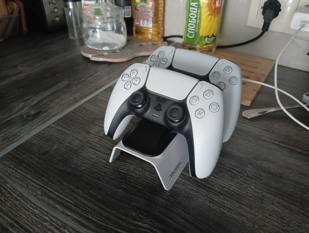 Зарядка для джойстиков. Можно заряжать сразу два контроллера. Фото.