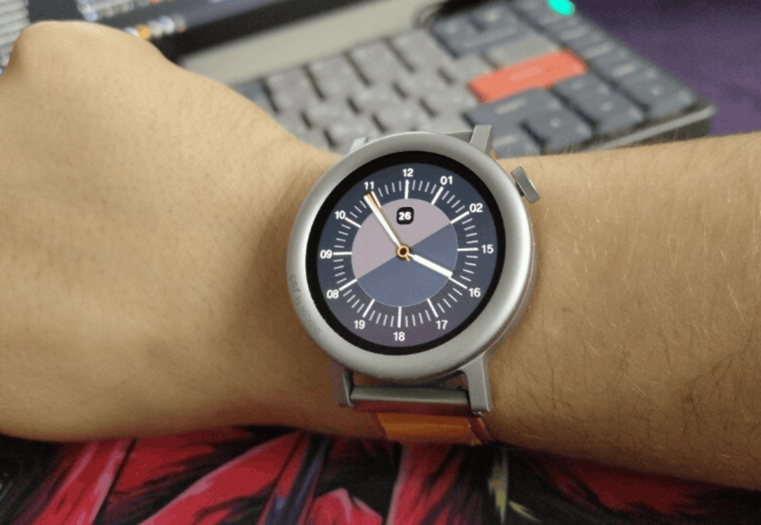 Круглые умные часы. Выглядят часы реально стильно. Фото.