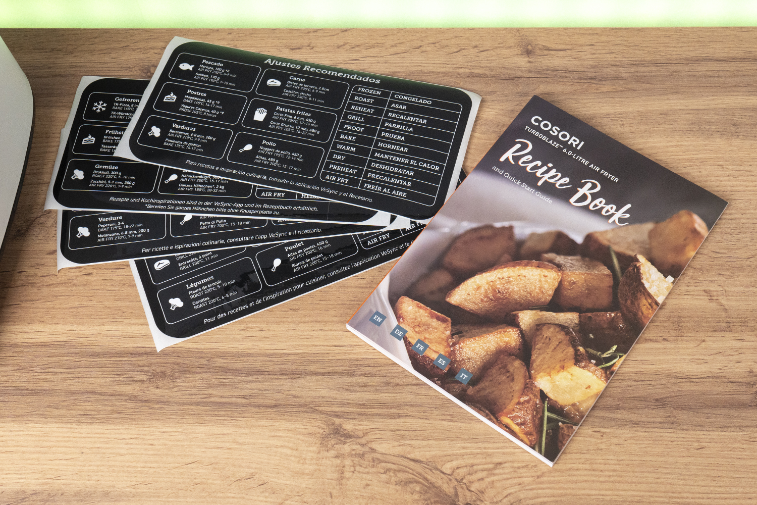 Что идёт в комплекте с аэрогрилем COSORI TurboBlaze. В комплекте наклейки с подсказками и книга рецептов.. Фото.