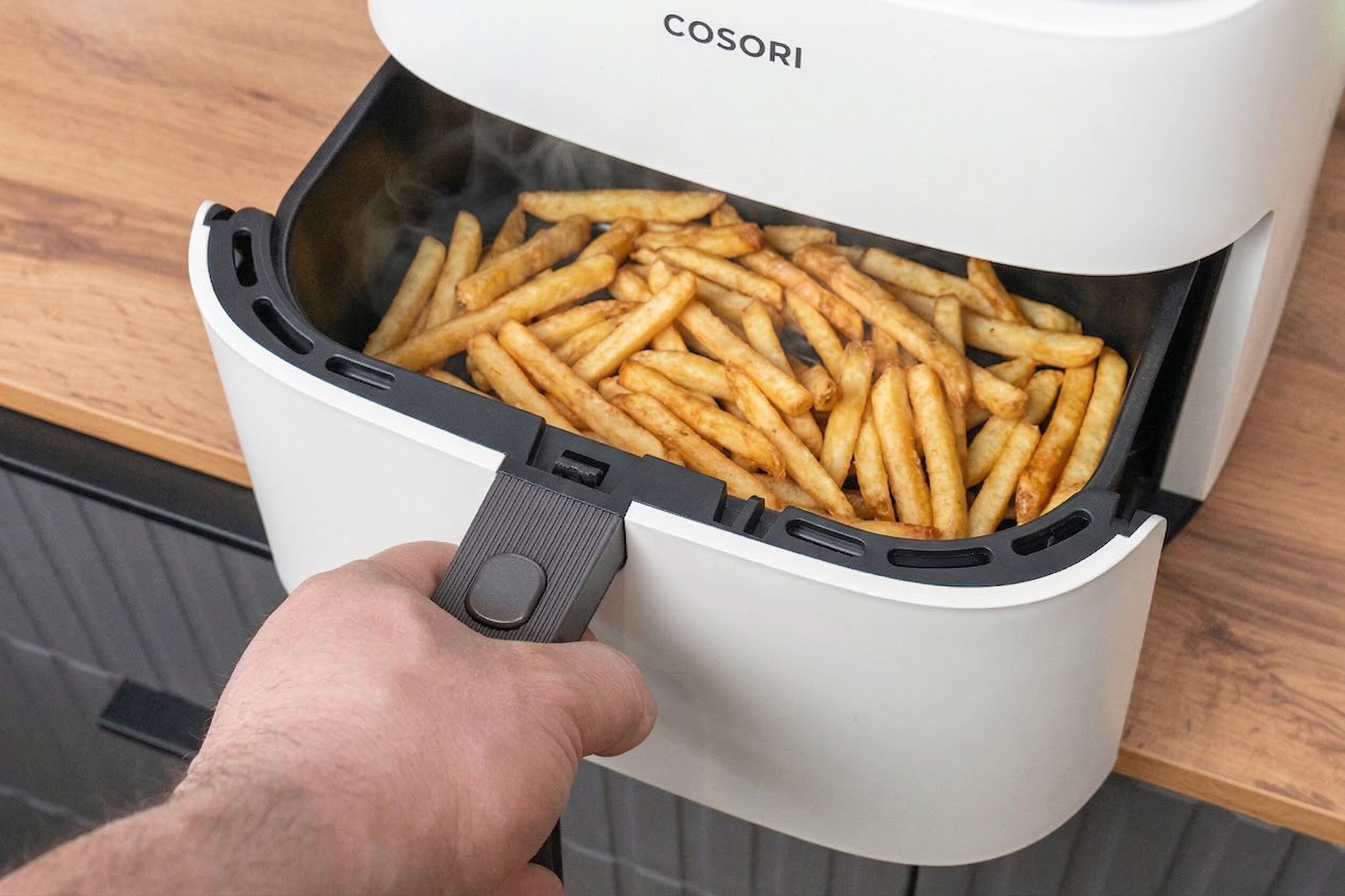 Первое впечатление от аэрогриля COSORI TurboBlaze. Чаша вытаскивается спереди. Надо только нажать кнопку и потянуть на себя. Фото.