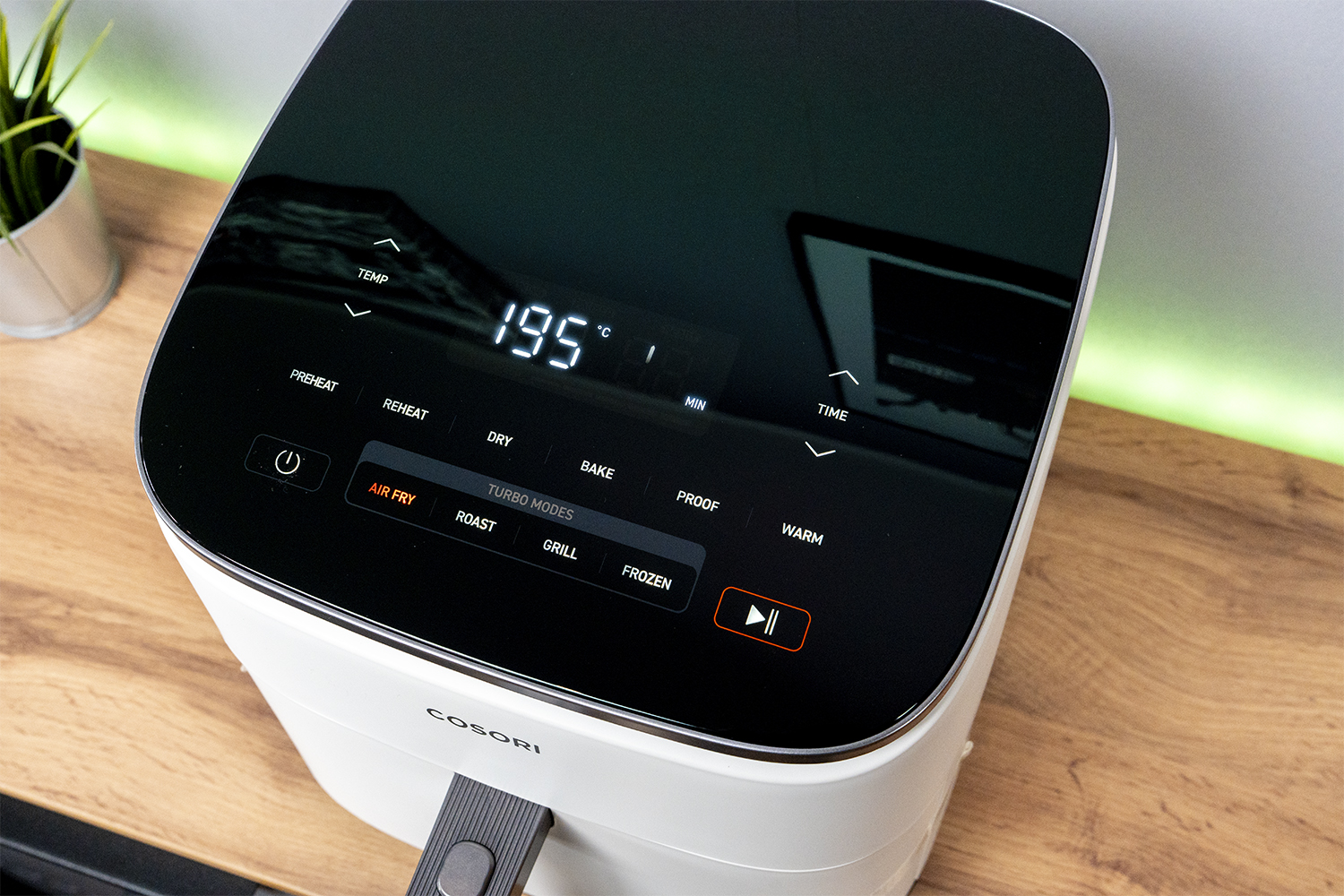 Управление аэрогрилем. Верхняя панель глянцевая. Мыть ее придется каждый раз, но делать это не сложно.. Фото.