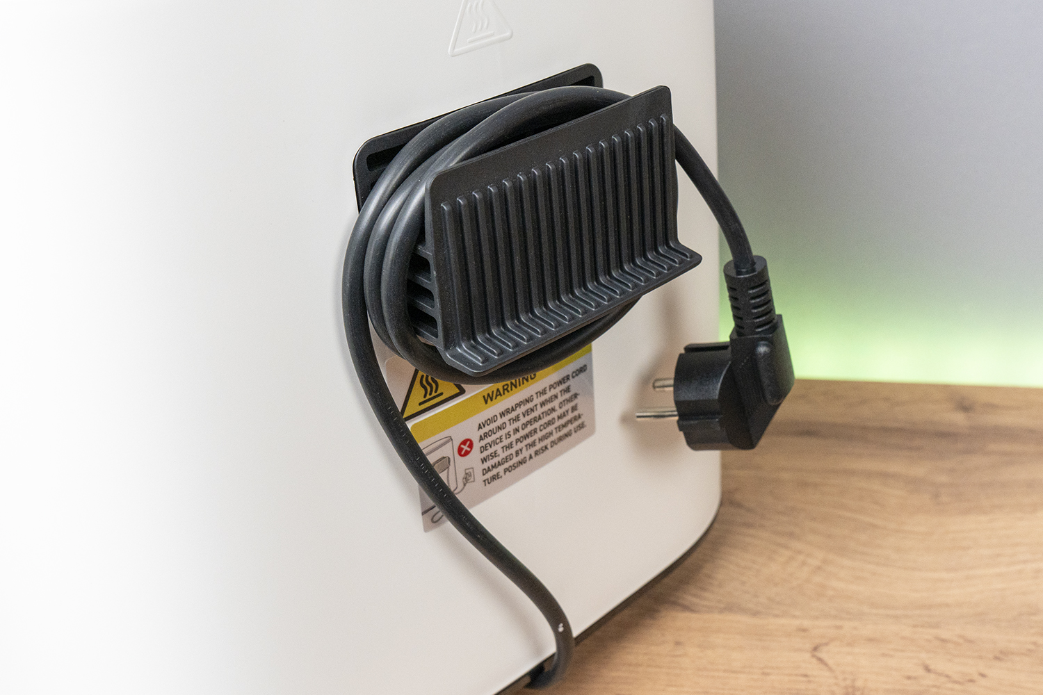 Что идёт в комплекте с аэрогрилем COSORI TurboBlaze. Крепление для кабеля сзади позволяет намотать его, чтобы он не болтался просто так.. Фото.