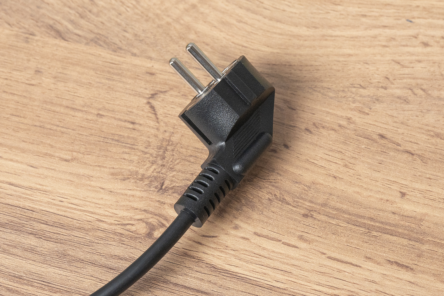 Какие минусы есть у аэрогриля COSORI TurboBlaze. Европейская вилка. Сейчас это встречается не часто.. Фото.