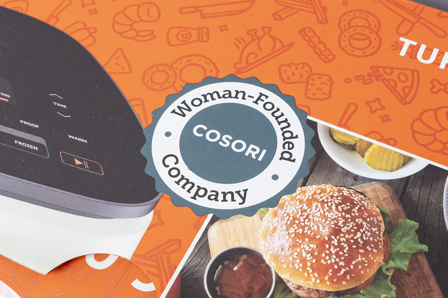 Первое впечатление от аэрогриля COSORI TurboBlaze. Надпись «создано женщинами» многое говорит о серьезности подхода.. Фото.