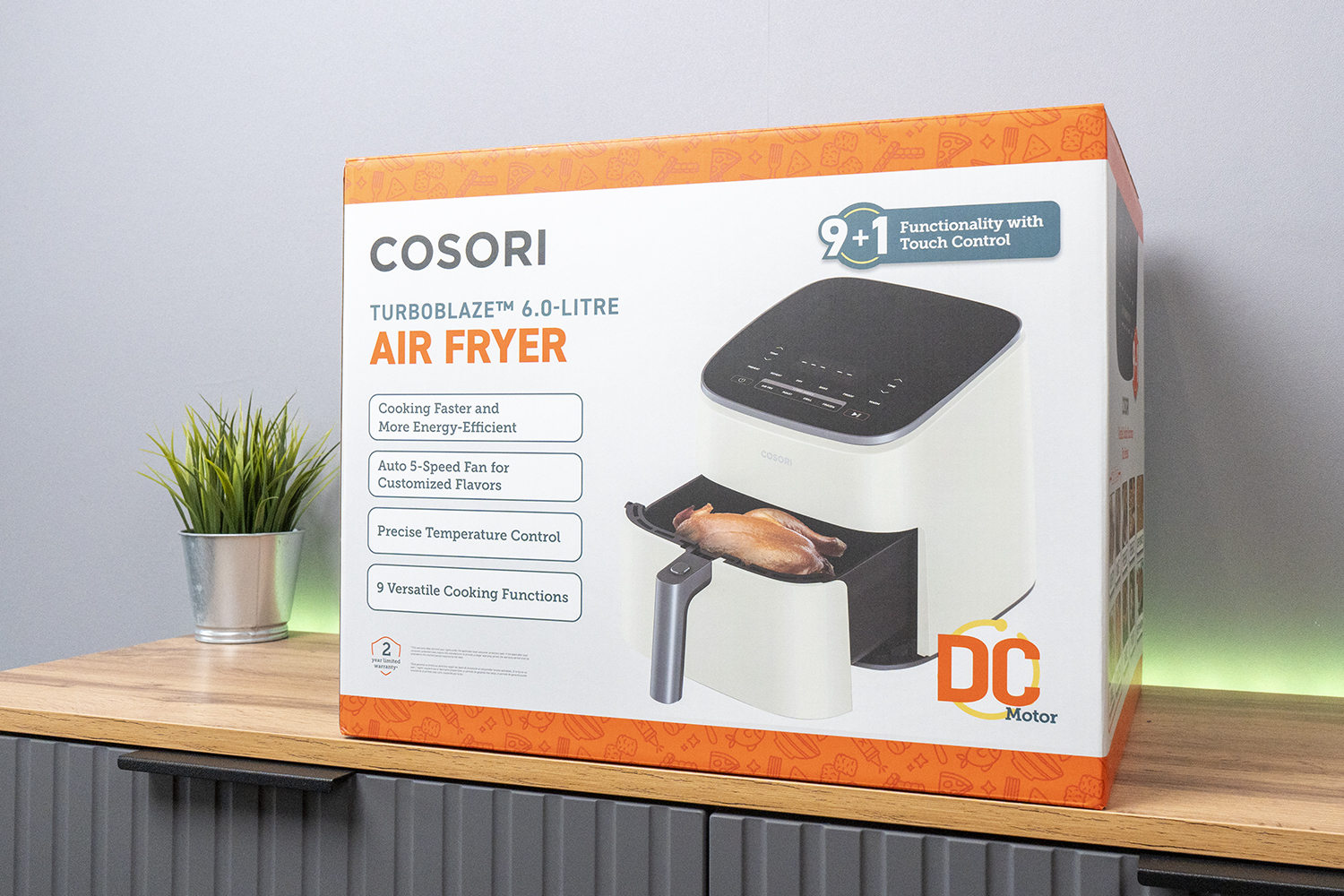 Стоит ли покупать аэрогриль COSORI TurboBlaze. Такую коробку, в которой продается этот аэрогриль, и подарить можно, и самому распаковать приятно.. Фото.