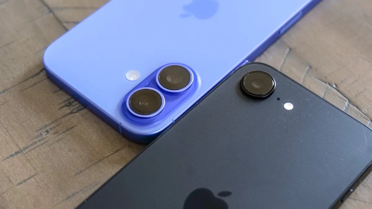 Стоит ли покупать iPhone 17e. Даже среди этих двух моделей выбор, как мне кажется, очевиден. Изображение: tomsguide.com. Фото.