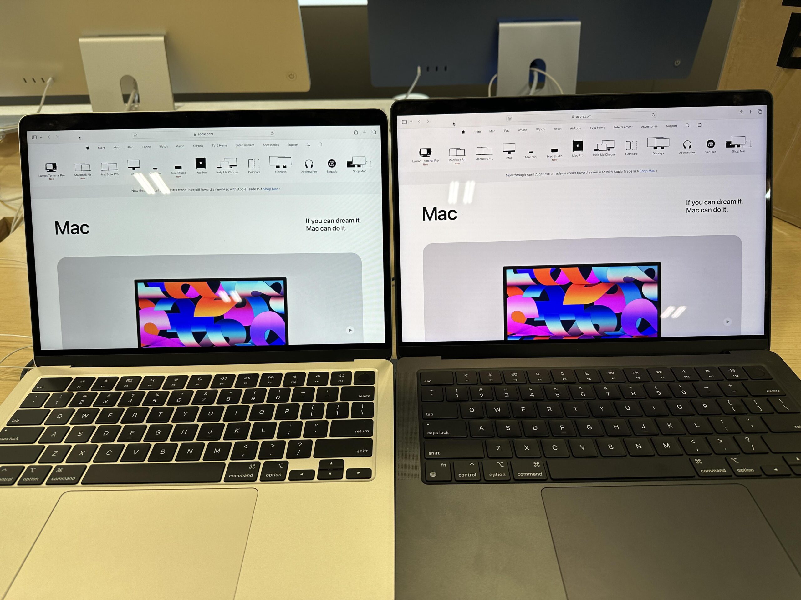 Чем экран MacBook Pro 14 отличается от MacBook Air. Экран у Pro ярче, а цветопередача точнее. Изображение: reddit.com. Фото.
