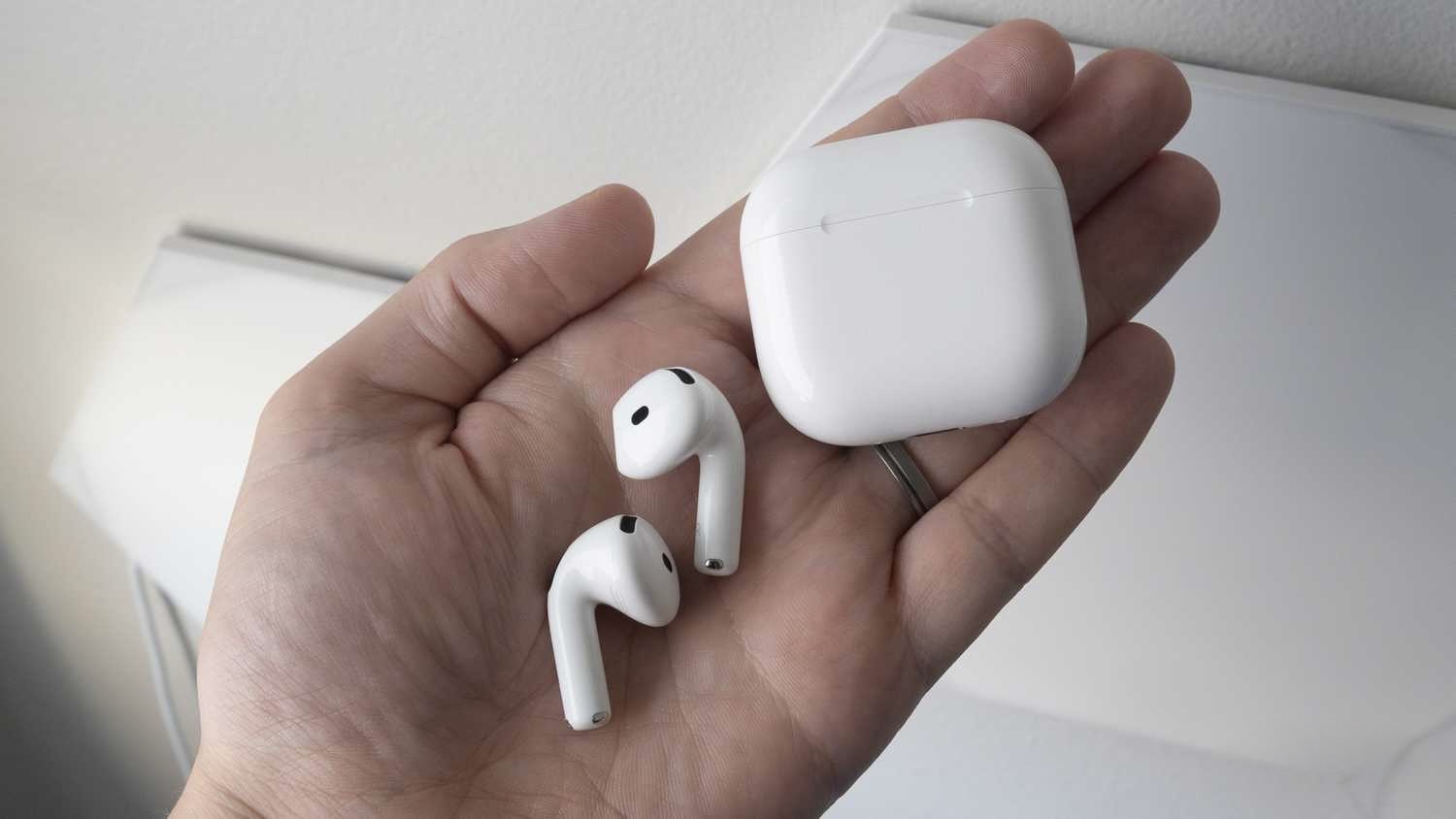 Все модели AirPods в 2026 году: чем отличаются. Просто вкладыши без каких-либо откровений. Изображение: pocket-lint.com. Фото.