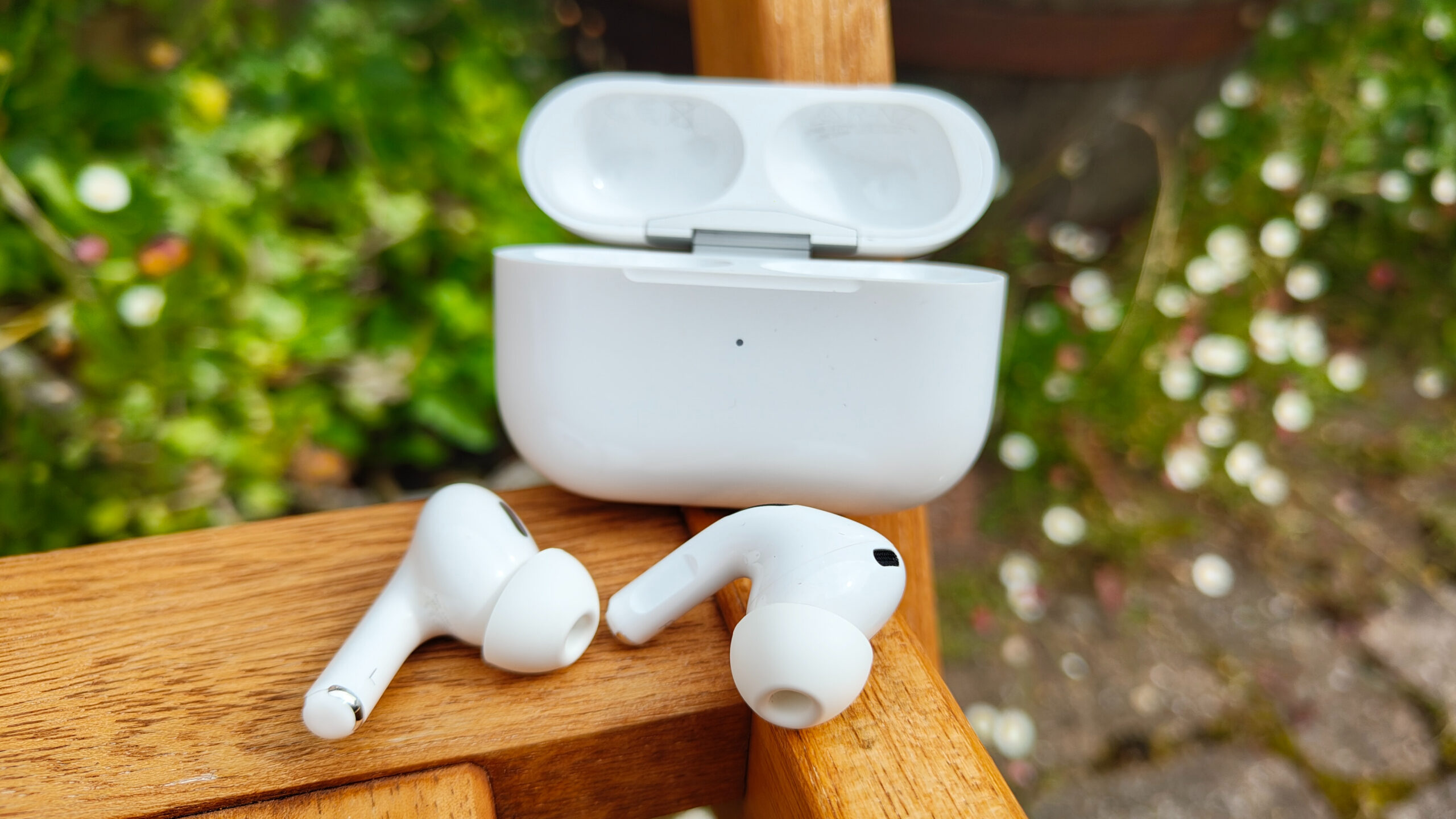 Какие AirPods лучше купить в 2026 году. Пожалуй, лучшие наушники от Apple и не только от Apple. Изображение: ivedia.ru. Фото.