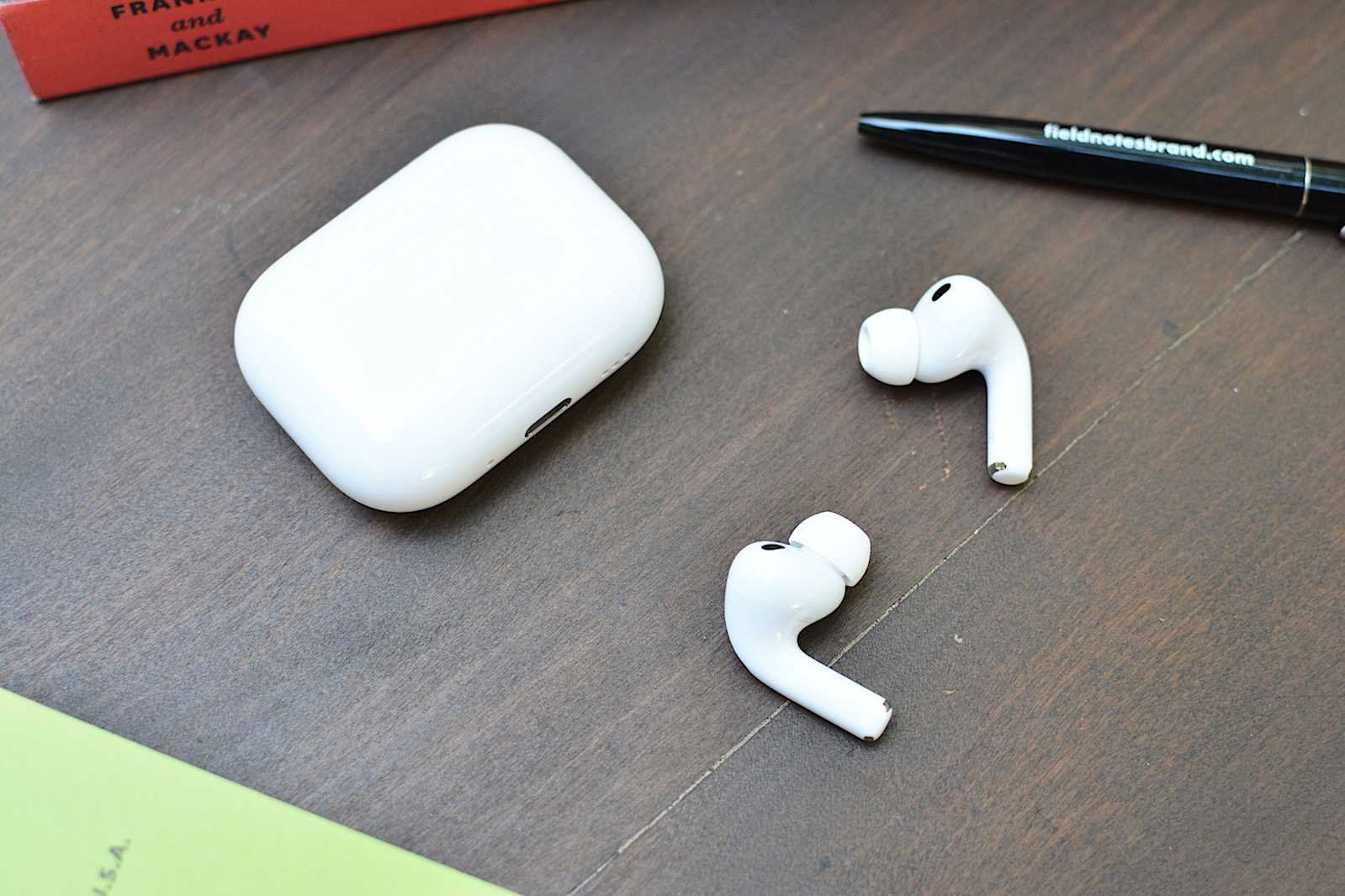 Все модели AirPods в 2026 году: чем отличаются. Прошки стали удобнее сидеть в ушах. Изображение: engadget.com. Фото.