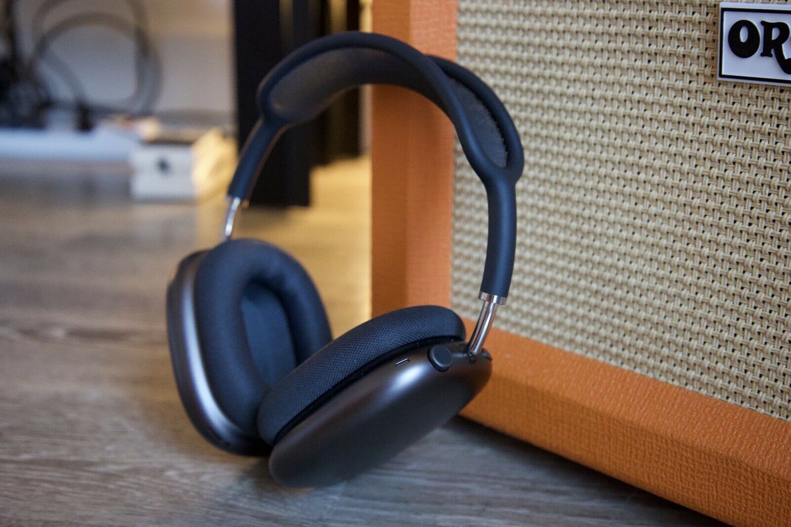 Сколько стоят AirPods Max 2 и стоит ли их покупать. Сможете определить, какая версия AirPods Max перед вами? Изображение: 9to5mac.com. Фото.